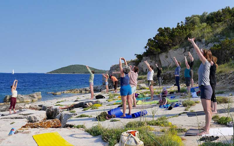 Meditationsgruppe-am-Meer-_800 Meditationsgruppe am Meer in Kroatien