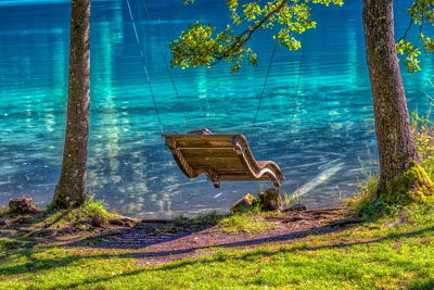 Entspannen. Schaukel mit Blick auf einen herrlichen See